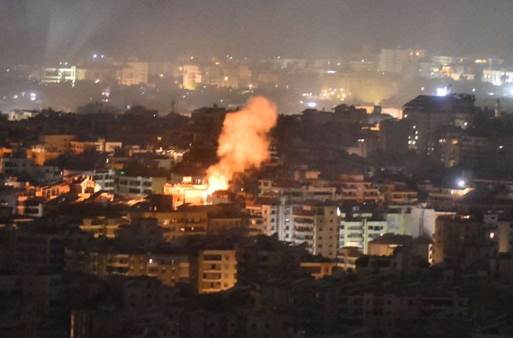 El humo se eleva desde el sitio de un ataque aéreo israelí que tuvo como objetivo un vecindario en el suburbio sur de Beirut temprano el 1 de octubre de 2024, hora local. (Foto de FADEL ITANI/AFP vía Getty Images)