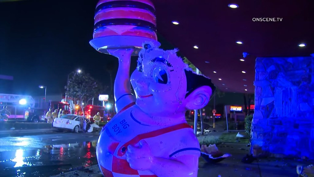 Una boca de incendio atraviesa la cabeza de una estatua de Big Boy