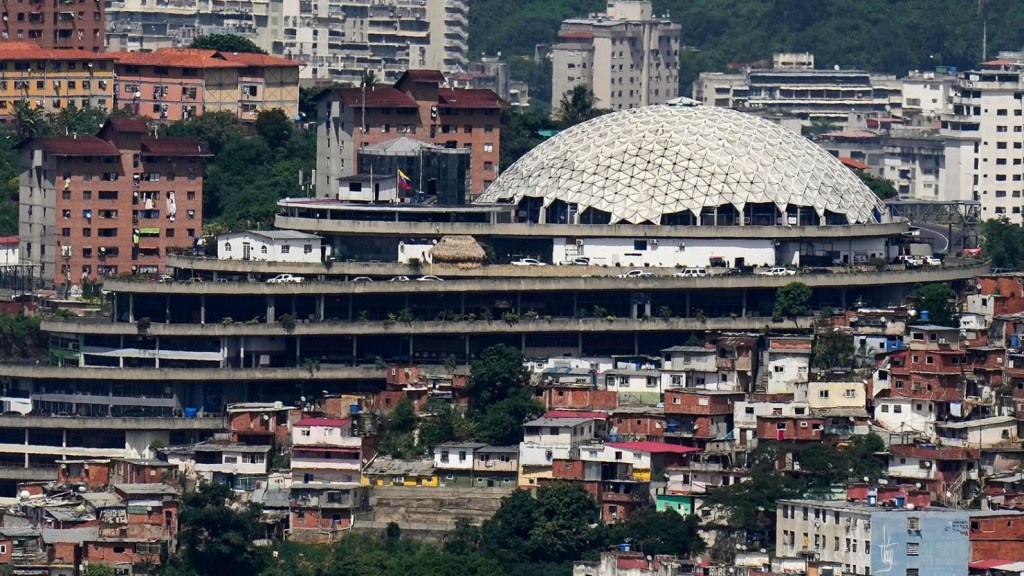 La sede del Servicio Bolivariano de Inteligencia Nacional (SEBIN), conocida como El Helicoide, en Caracas, Venezuela, el 27 de julio. (Crédito: Matias Delacroix/AP/Archivo)