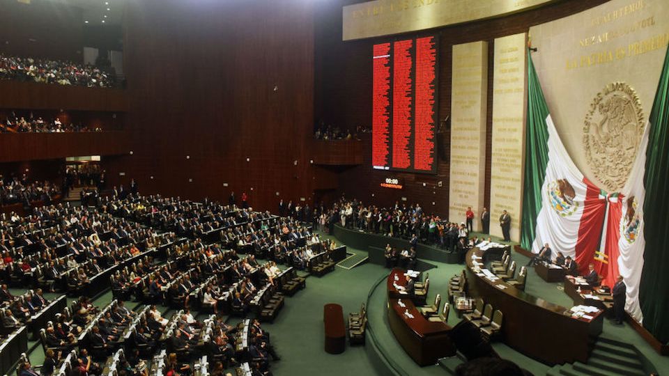 Legisladores mexicanos sesionan en un deportivo tras bloqueos en el Congreso