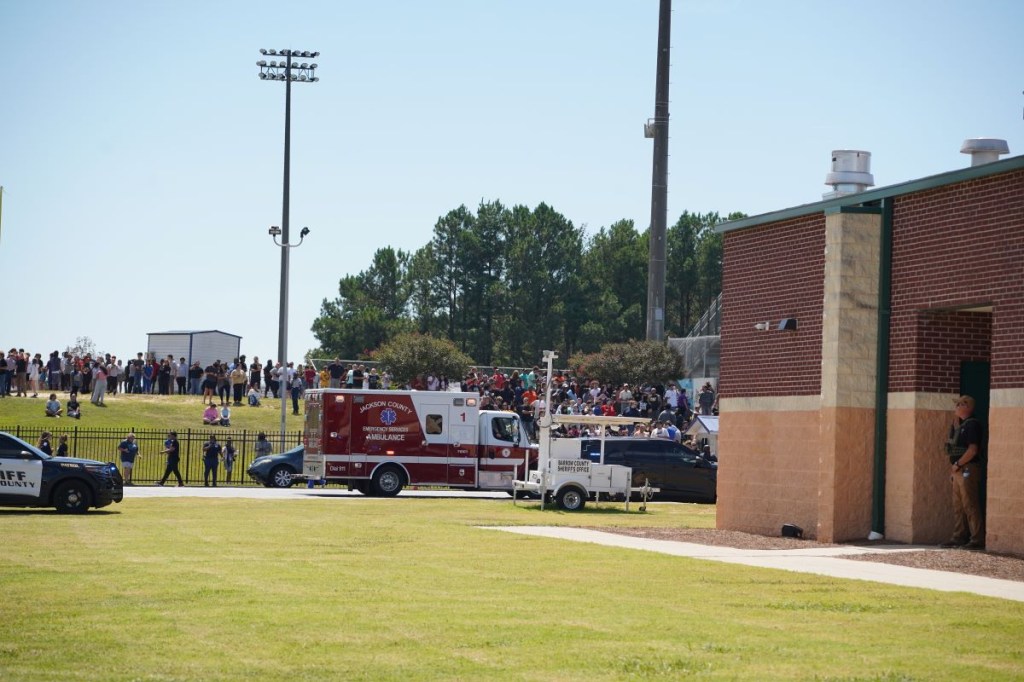 Los estudiantes esperan a que sus padres los recojan después de un tiroteo en la escuela secundaria Apalachee el 4 de septiembre de 2024 en Winder, Georgia. (Foto de Varner/Getty Images)