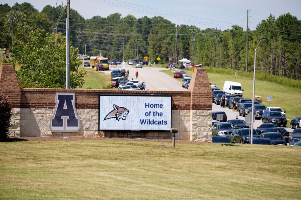 Los autos se alinean en la carretera cuando los padres llegan para encontrarse con los estudiantes después de un tiroteo en la escuela secundaria Apalachee el 4 de septiembre de 2024 en Winder, Georgia. (Foto de Megan Varner/Getty Images)