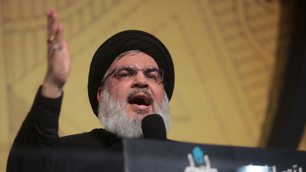 Hassan Nasrallah gesticula mientras se dirige a sus partidarios en una ceremonia en los suburbios del sur de Beirut, Líbano, el 23 de octubre de 2015. Khalil Hassan/Reuters/Archivo