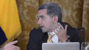 Fernando Alvarado durante un encuentro de prensa con periodistas extranjeros en el palacio presidencial de Carondelet en Quito, Ecuador, el 13 de mayo de 2015. (Crédito: RODRIGO BUENDIA/AFP via Getty Images)