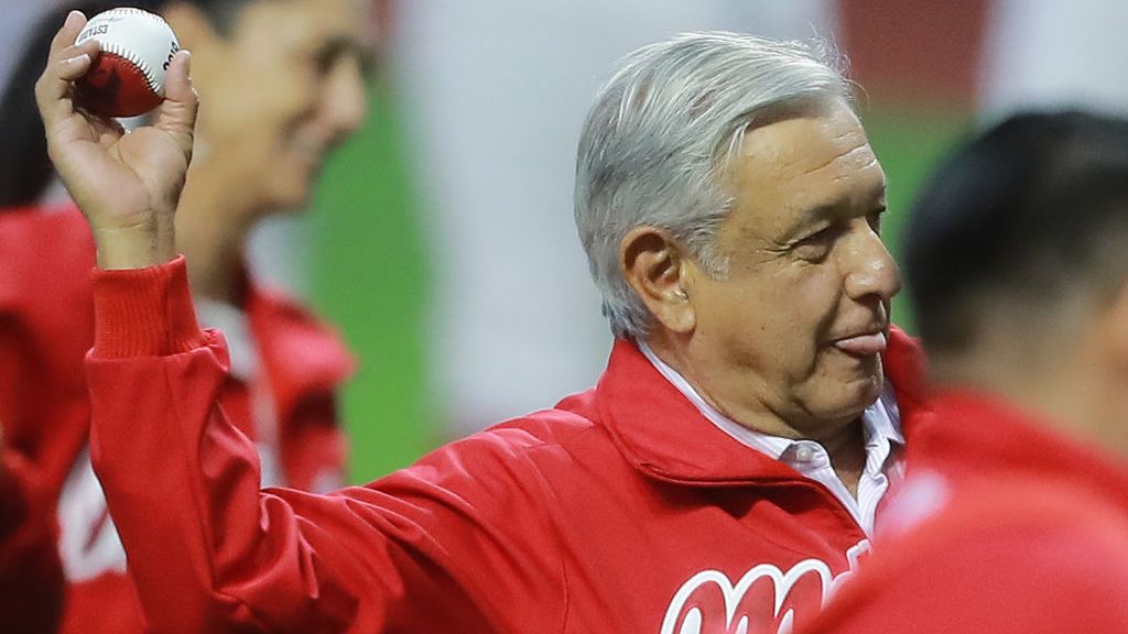 La pasión de López Obrador por el béisbol a lo largo de su sexenio