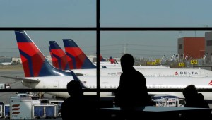 Aviones de Delta Air Lines se encuentran en las puertas del Aeropuerto Internacional de Salt Lake City en una foto de archivo de 2020. Crédito: George Frey/Bloomberg/Getty Images/Archivo.