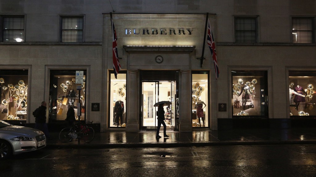 Burberry pierde el 56% de su valor por caída de ventas y ganancias