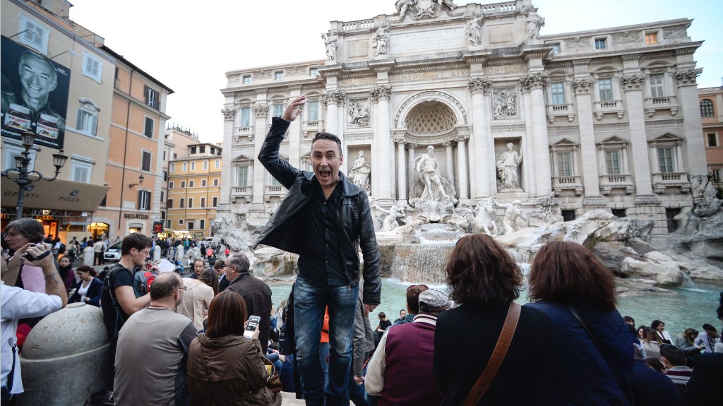 ¿Cobrarán por lanzar tu moneda a la Fontana di Trevi en Roma?