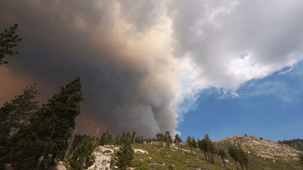 Cámara captura el avance de un incendio en California