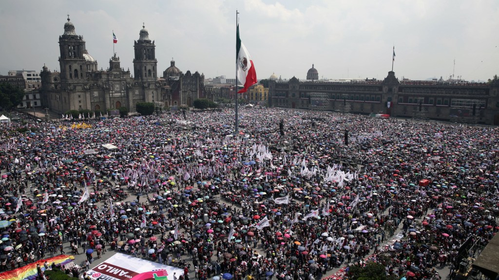 Levanten la mano si apoyan la reforma judicial, pide AMLO en su último informe