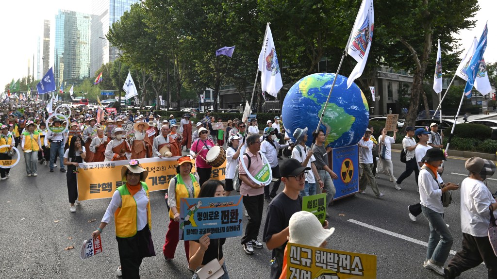 Miles de personas se manifestaron en Corea del Sur para exigir acciones contra el cambio climático