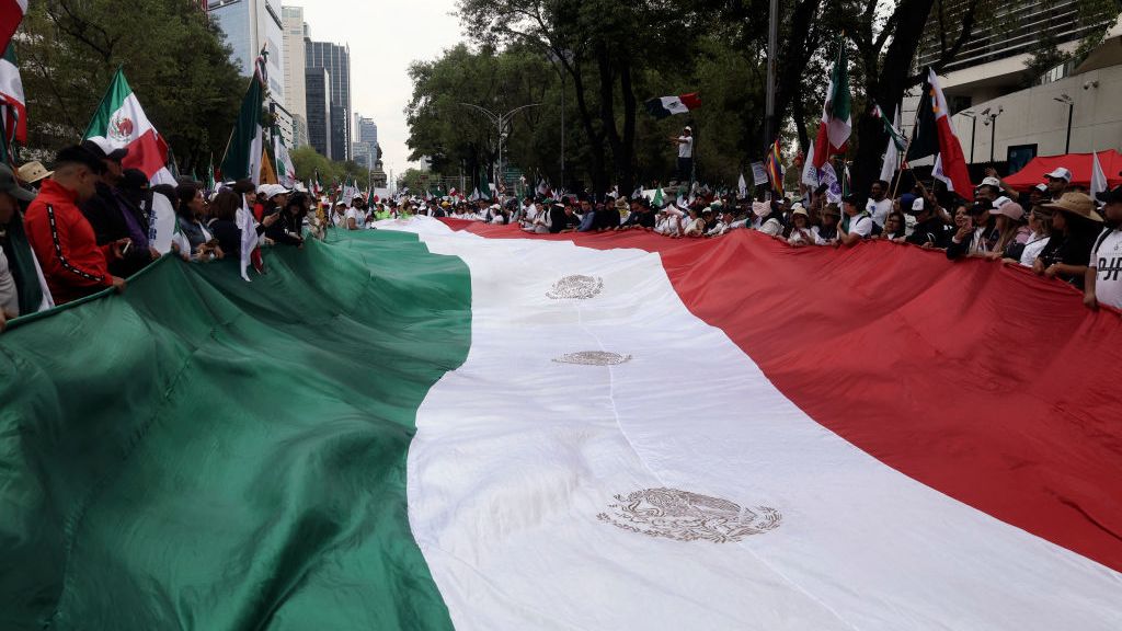 Manifestantes irrumpen en el Senado de México para protestar contra la reforma judicial