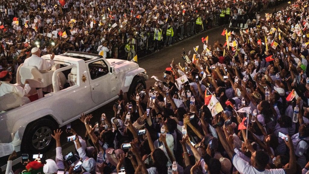 Imágenes de la multitudinaria recepción al Papa Francisco en su visita a Timor Oriental