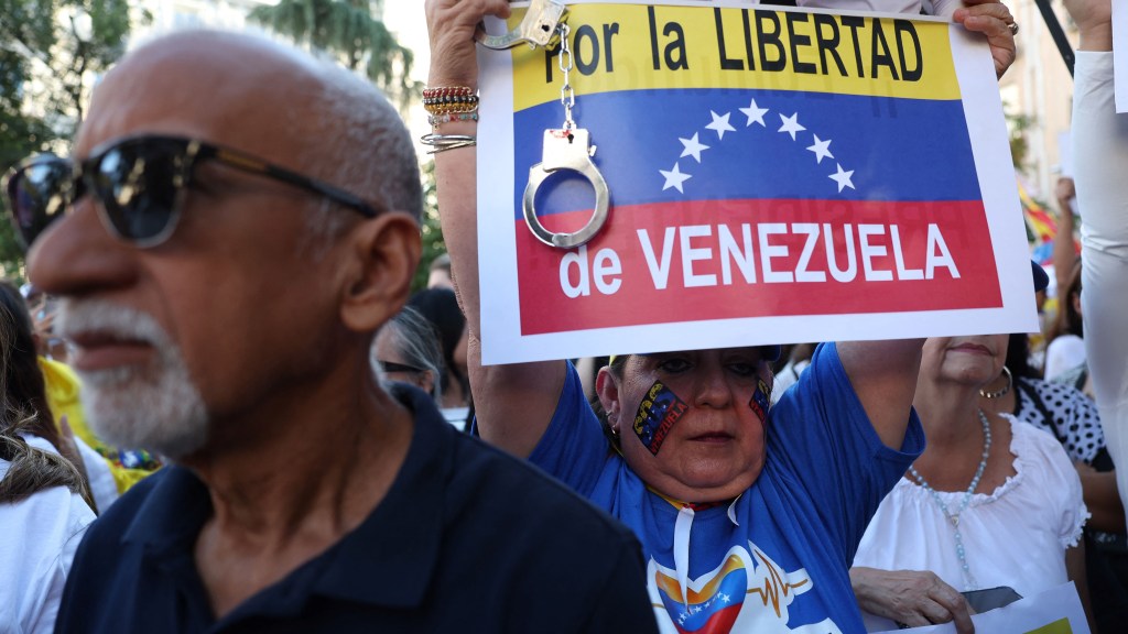 Decenas de personas se manifiestan en España en apoyo a González con carteles que dicen “Edmundo presidente”