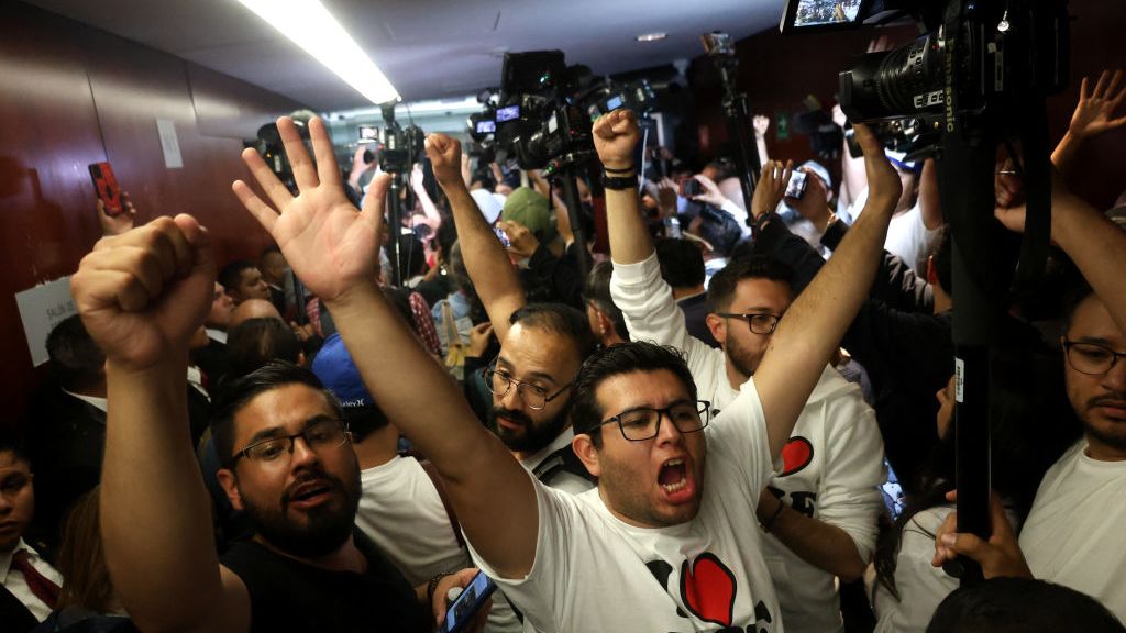 Video muestra a opositores a la reforma judicial entrando al Senado de México