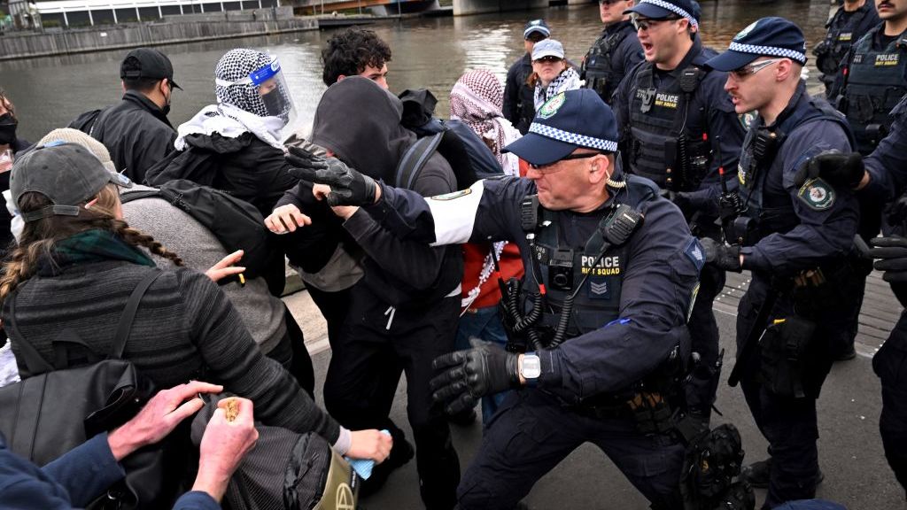 Manifestantes y policía chocan las afueras de una convención de defensa en Australia