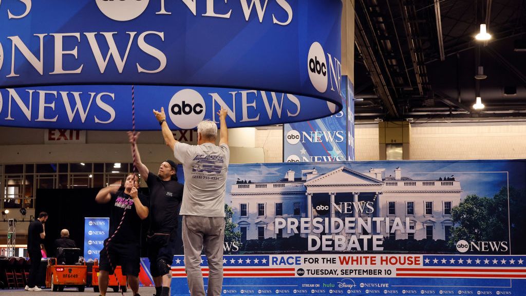 Kamala Harris y Donald Trump siguen con sus campañas un día antes del debate