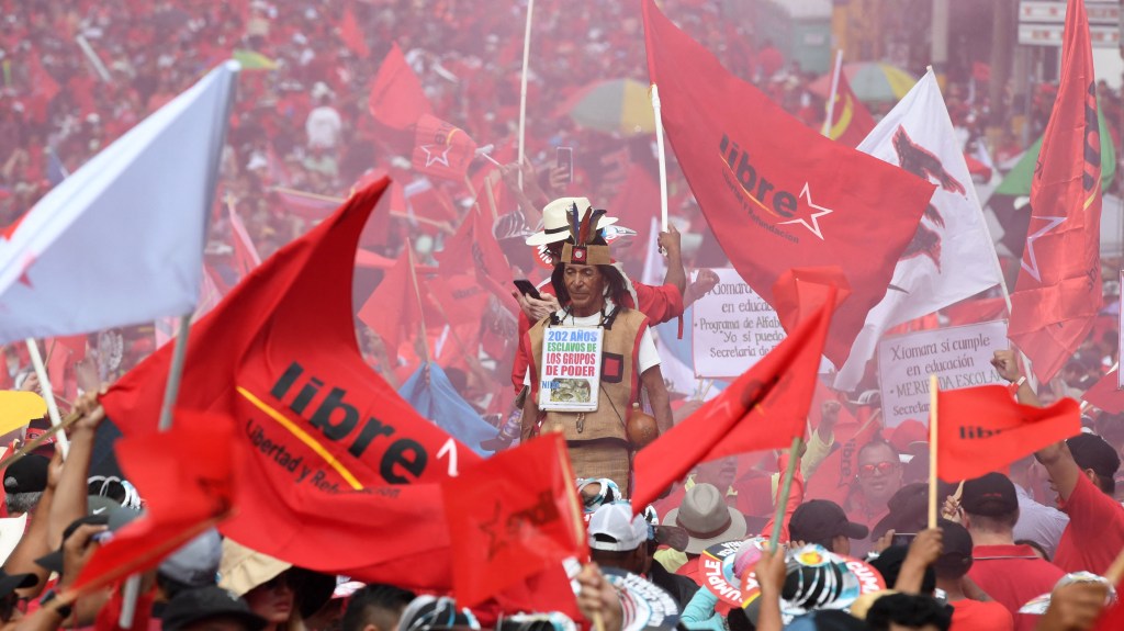 Miles de personas marchan en Tegucigalpa para respaldar a Xiomara Castro