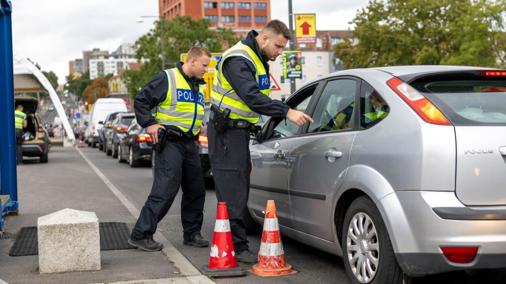 La policía federal alemana controla los coches que llegan a la frontera germano-polaca el 10 de septiembre. (Crédito: Maja Hitij/Getty Images)