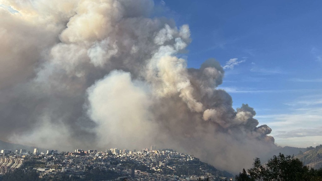 El incendio forestal de Quito afecta partido de la Copa Ecuador