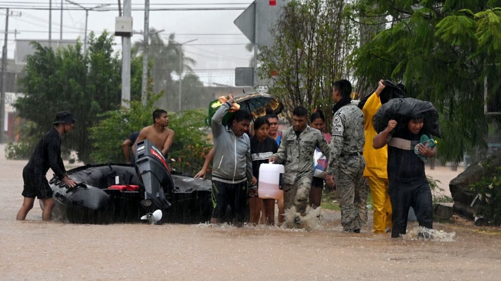 Fuertes lluvias por John continuarán hasta el sábado en el sureste de México