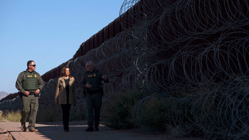 La vicepresidenta Kamala Harris visita la frontera entre EE.UU. y México con el jefe del sector Tucson de la Patrulla Fronteriza de EE.UU., John Modlin, en Douglas, Arizona, el 27 de septiembre (Rebecca Noble/AFP/Getty Images)