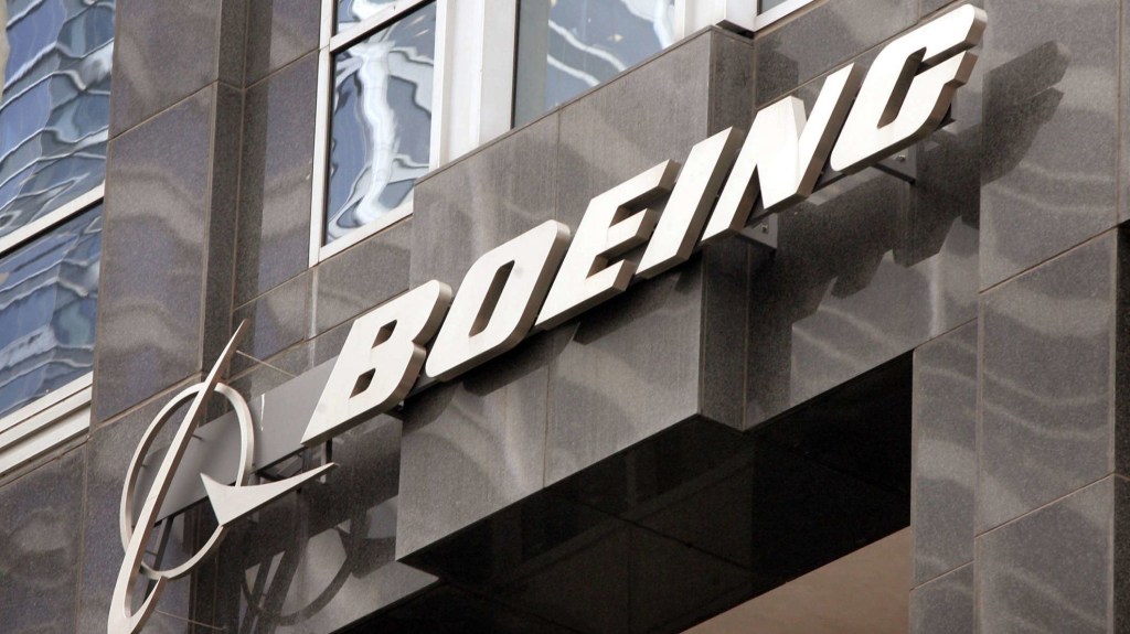 Boeing llega a acuerdo con el sindicato para evitar huelga de empleados