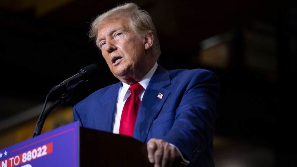 El expresidente y actual candidato presidencial republicano Donald Trump habla en Alro Steel el 29 de agosto de 2024, en Potterville, Michigan. (Bill Pugliano/Getty Images)