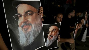 artidarios del líder de Hezbollah, Hassan Nasrallah, llevan sus fotografías mientras se reúnen en Sidón, Líbano, luego de su asesinato en un ataque aéreo israelí en los suburbios del sur de Beirut el 28 de septiembre de 2024. (Crédito: Reuters)