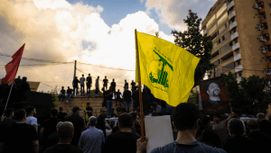 Los partidarios de Hezbollah escalan los muros del cementerio en el funeral de Ibrahim Aqil, el comandante de las Fuerzas Radwan de Hezbollah, y Mahmoud Hamad, otro comandante de Hezbollah, ambos muertos en un ataque aéreo israelí contra un edificio residencial en el suburbio sur de Dahiyeh en Beirut, Líbano. (Foto de OLIVER MARSDEN/Middle East Images/AFP vía Getty Images)