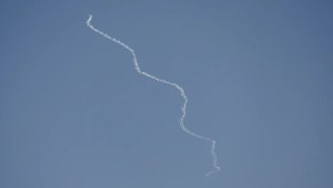 El sistema David's Sling de Israel intercepta cohetes disparados desde el Líbano hacia Tel Aviv el miércoles. (Amir Cohen/Reuters)