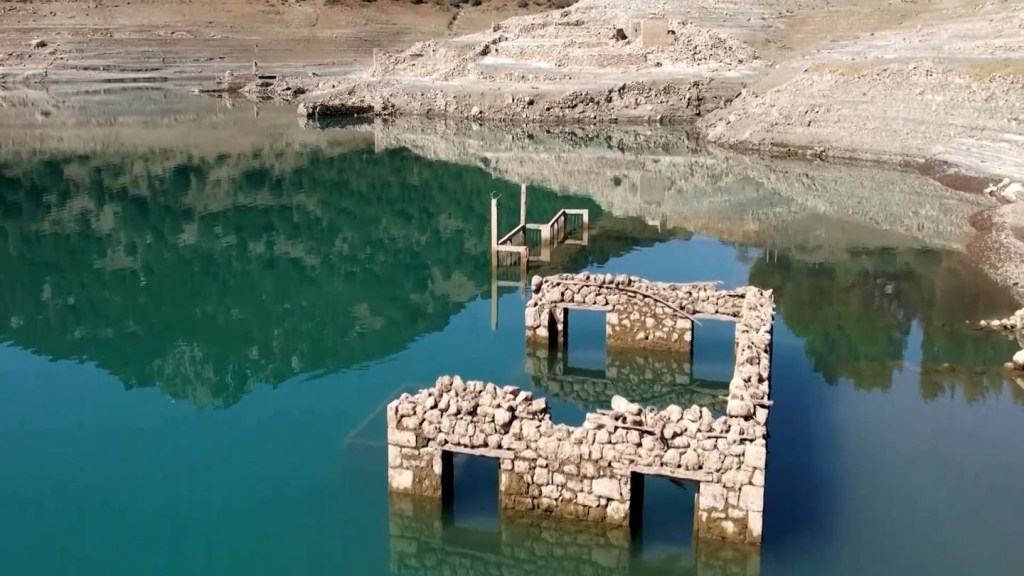 La aldea sumergida de Kallio resurge del agua debido a la sequía de un lago en Grecia