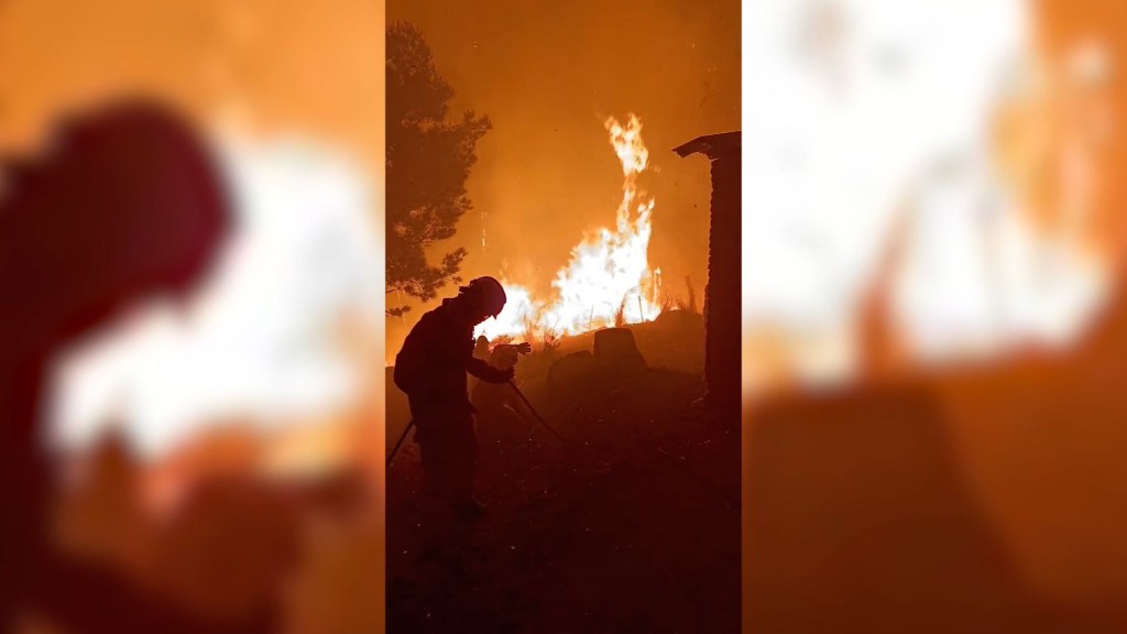 Bomberos batallan para contener el fuego en la provincia de Córdoba, Argentina