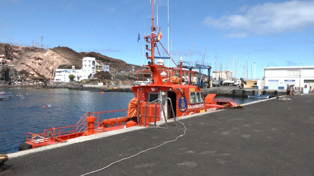 Tras naufragar la embarcación frente a las Islas Canarias, socorristas lograron rescatar a 27 personas con vida y recuperar nueve cuerpos. Crédito: AFPTV