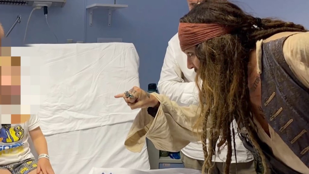 La emotiva visita de Johnny Depp a niños en un hospital vestido como Jack Sparrow