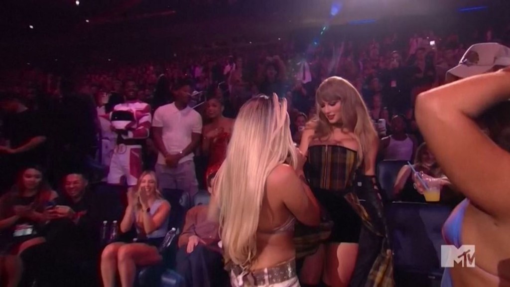 Karol G saca a bailar a Taylor Swift al ritmo de “Si antes te hubiera conocido” en los premios MTV