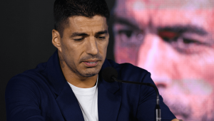 El delantero uruguayo Luis Suárez durante una conferencia de prensa en el Estadio Centenario de Montevideo el 2 de septiembre de 2024. (Foto de EITAN ABRAMOVICH/AFP vía Getty Images)