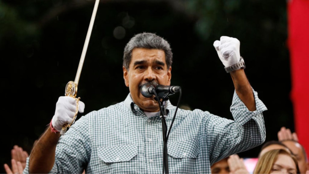 El presidente de Venezuela, Nicolás Maduro, pronuncia un discurso mientras sostiene una réplica de la espada del Libertador Simón Bolívar durante un mitin en Caracas el (Crédito: PEDRO RANCES MATTEY/AFP vía Getty Images)