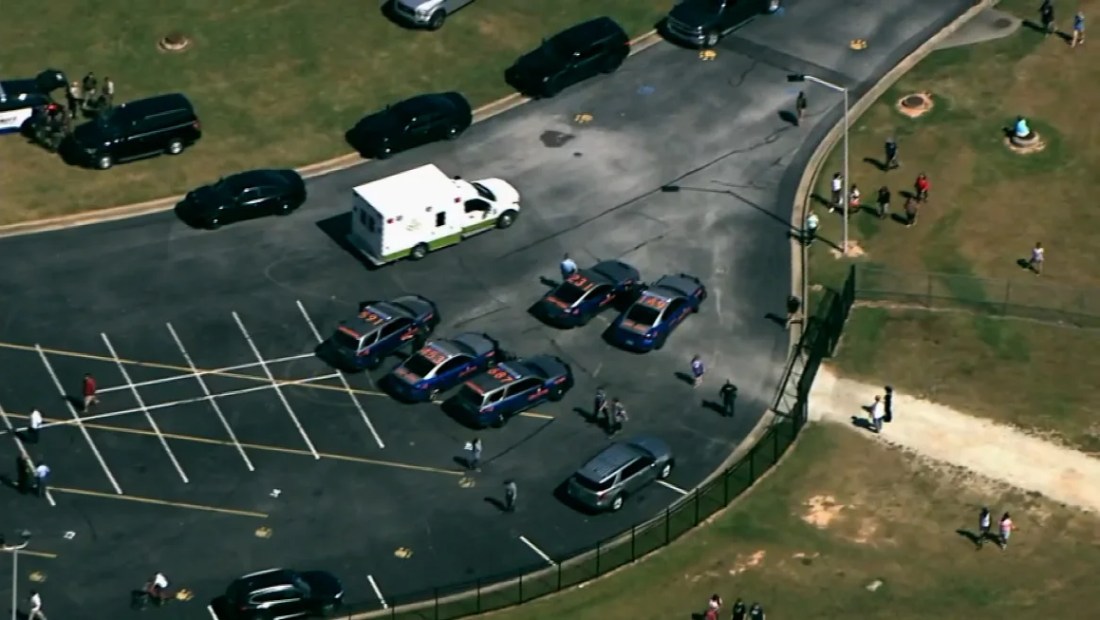 Se ven vehículos de la policía estatal de Georgia en la escuela secundaria Apalachee en Winder el miércoles. (Crédito: WXIA).