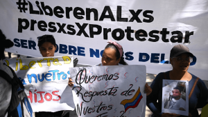 Mujeres sostienen carteles que reclaman justicia durante una manifestación para exigir la liberación de los jóvenes capturados durante las protestas tras las controvertidas elecciones presidenciales del 31 de julio en la Fiscalía de Caracas el 26 de septiembre de 2024. (Foto de Federico PARRA / AFP) (Foto de FEDERICO PARRA /AFP vía Getty Images)