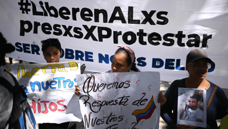 Mujeres sostienen carteles que reclaman justicia durante una manifestación para exigir la liberación de los jóvenes capturados durante las protestas tras las controvertidas elecciones presidenciales del 31 de julio en la Fiscalía de Caracas el 26 de septiembre de 2024. (Foto de Federico PARRA / AFP) (Foto de FEDERICO PARRA /AFP vía Getty Images)