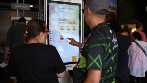 Los quioscos de autoservicio se han ampliado en McDonald's y otras cadenas de comida rápida, Anthony Behar/Sipa/AP