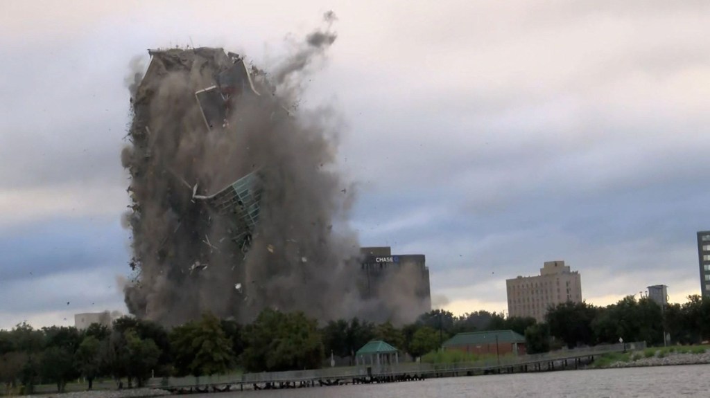 Este fue el momento de la demolición controlada de un edificio de 21 pisos en Louisiana