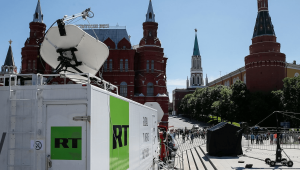 Los vehículos de la emisora ​​estatal rusa Russia Today (RT) se ven cerca de la Plaza Roja en el centro de Moscú, Rusia, el 15 de junio de 2018. (Gleb Garanich/Reuters/Archivo)