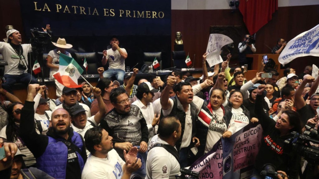 Manifestantes participan en una protesta dentro de la cámara alta del Congreso Nacional en la Ciudad de México el 10 de septiembre de 2024, durante la legislación de la reforma judicial propuesta por el gobierno. Crédito: SILVANA FLORES/AFP vía Getty Images