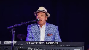 Sergio Mendes actúa en el escenario en 2015. (Crédito: Dimitri Hakke/Redferns/Getty Images)