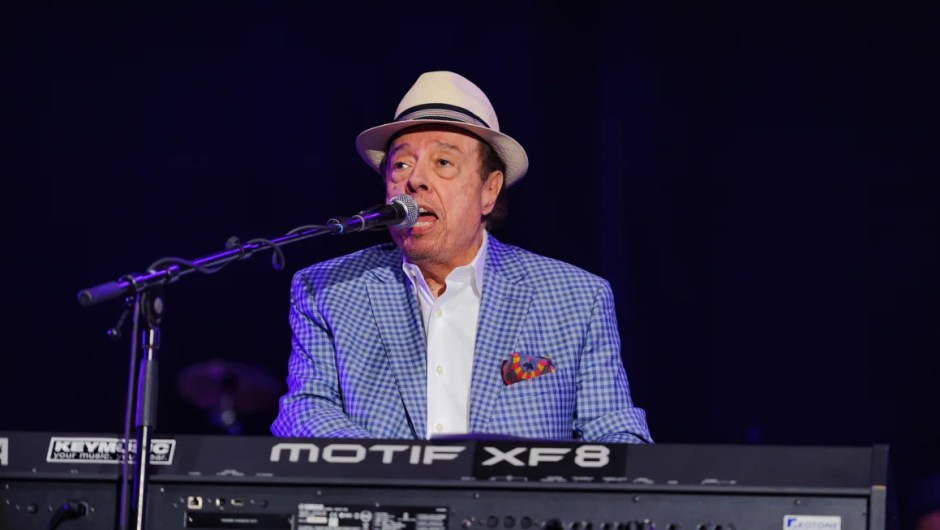 Sergio Mendes actúa en el escenario en 2015. (Crédito: Dimitri Hakke/Redferns/Getty Images)