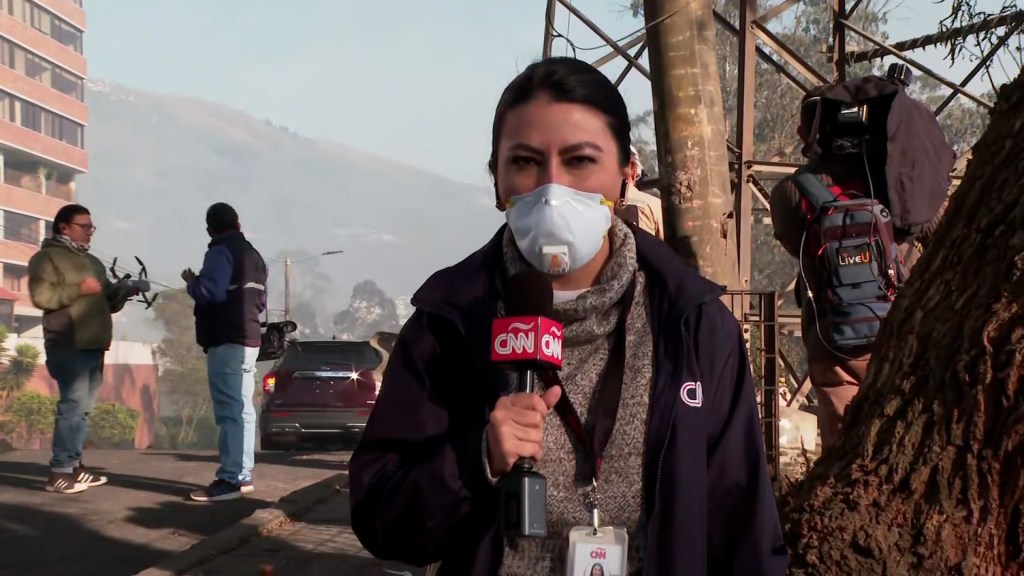 Reportera de CNN se queda sin aire ante la nube de humo por los incendios forestales en Quito