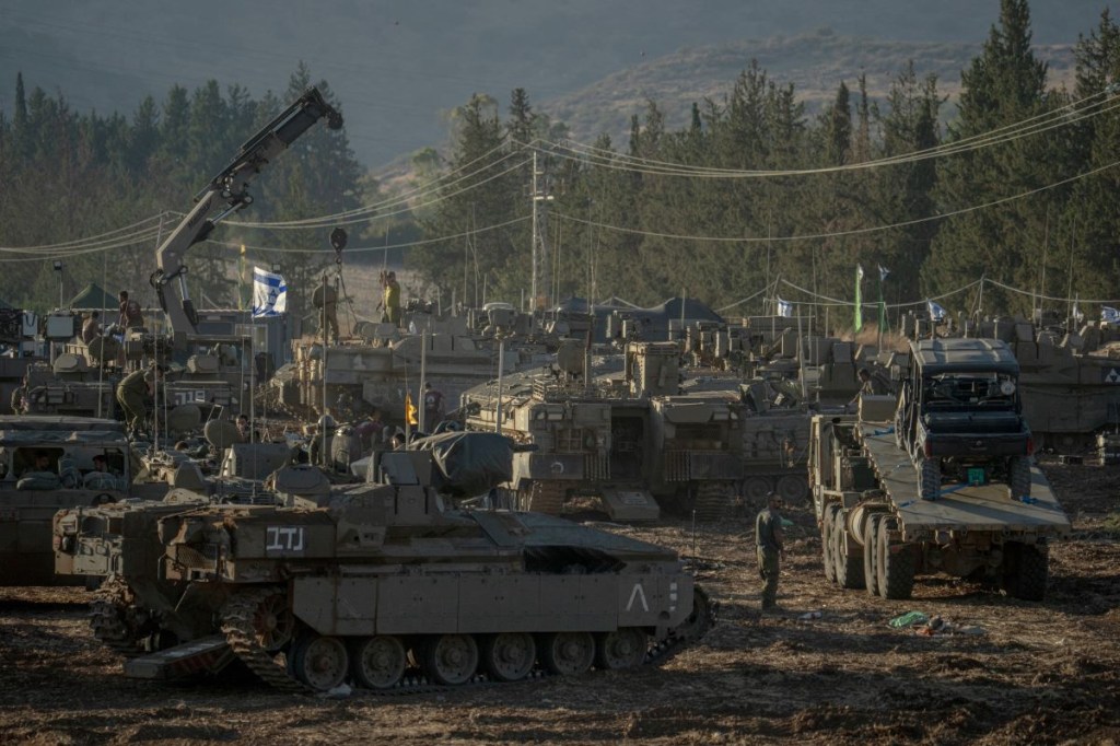 Tanques y vehículos blindados israelíes se reúnen en la frontera entre Israel y el Líbano el 30 de septiembre de 2024. (Foto de Erik Marmor/Getty Images)