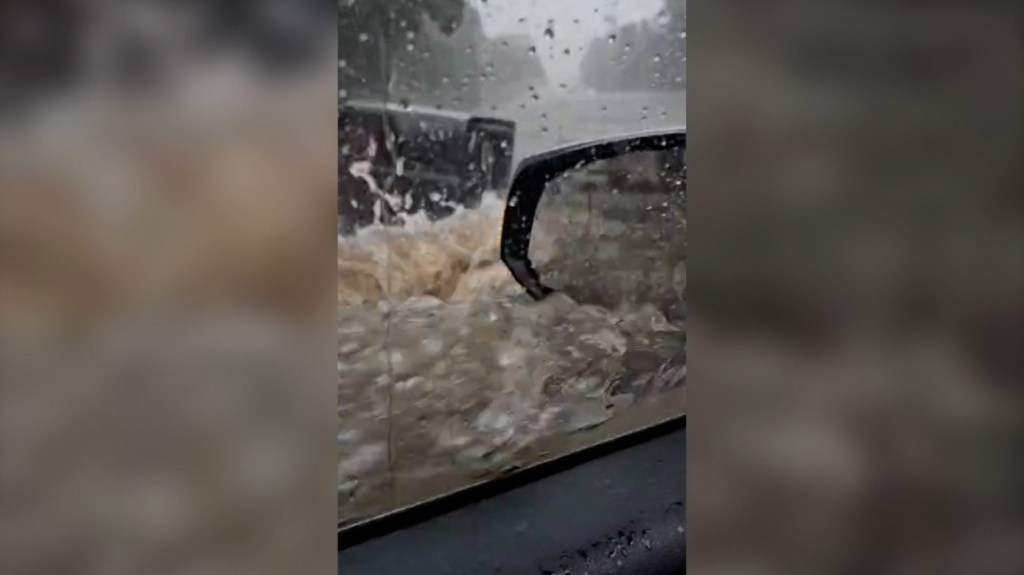 Video muestra un hombre escapar de una inundación repentina mientras estaba atrapado en su camioneta